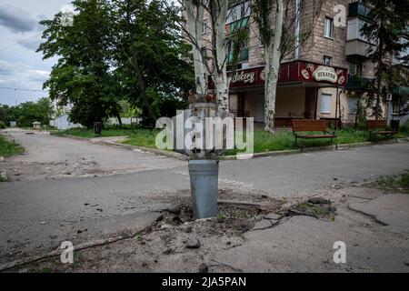 Lysychansk, Ucraina. 26th maggio 2022. Missile inesploso visto per le strade di Lysychansk. Mentre le truppe russe lanciano l'offensiva da più direzioni, sperando di tagliare le forniture e i rinforzi ucraini e ottenere il pieno controllo dell'Oblast di Luhansk, la città di Lysychansk che si collega a Severodoonetsk è fortemente bombardata e assediata. (Foto di Alex Chan Tsz Yuk/SOPA Images/Sipa USA) Credit: Sipa USA/Alamy Live News Foto Stock