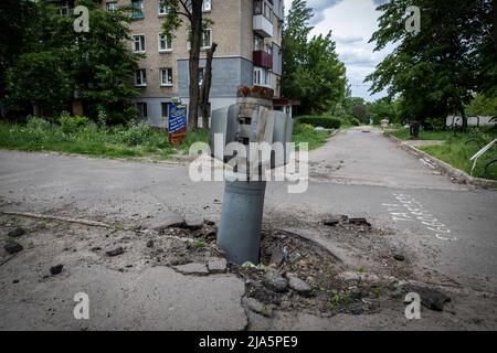 Lysychansk, Ucraina. 26th maggio 2022. Missile inesploso visto per le strade di Lysychansk. Mentre le truppe russe lanciano l'offensiva da più direzioni, sperando di tagliare le forniture e i rinforzi ucraini e ottenere il pieno controllo dell'Oblast di Luhansk, la città di Lysychansk che si collega a Severodoonetsk è fortemente bombardata e assediata. (Foto di Alex Chan Tsz Yuk/SOPA Images/Sipa USA) Credit: Sipa USA/Alamy Live News Foto Stock