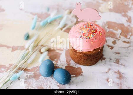 Torta di Pasqua, uova colorate e rami di salice su sfondo chiaro Foto Stock