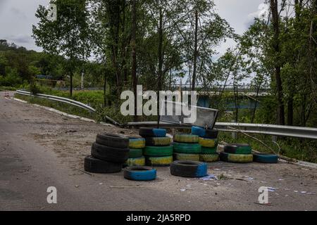 Lysychansk, Ucraina. 26th maggio 2022. Gli pneumatici vengono utilizzati come blocco stradale a Lysychansk. Mentre le truppe russe lanciano l'offensiva da più direzioni, sperando di tagliare le forniture e i rinforzi ucraini e ottenere il pieno controllo dell'Oblast di Luhansk, la città di Lysychansk che si collega a Severodoonetsk è fortemente bombardata e assediata. (Credit Image: © Alex Chan Tsz Yuk/SOPA Images via ZUMA Press Wire) Foto Stock