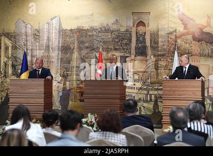 (220527) -- ISTANBUL, 27 maggio 2022 (Xinhua) -- il ministro degli Esteri turco Mevlut Cavusoglu (C), il ministro degli Esteri rumeno Bogdan Aurescu (L) e il ministro degli Esteri polacco Zbigniew Rau partecipano ad una conferenza stampa congiunta a Istanbul, Turchia, il 27 maggio 2022. All'inizio della giornata, i tre ministri degli Esteri hanno tenuto una riunione tripartita per rafforzare i loro meccanismi di cooperazione e consultazione. La Turchia si aspetta che la Svezia e la Finlandia prendano misure concrete e cessino di sostenere le organizzazioni terroristiche in cambio della sollevazione delle obiezioni di Ankara nei confronti dei due paesi membri della NATO, il ministro degli Esteri turco Mevlut C. Foto Stock