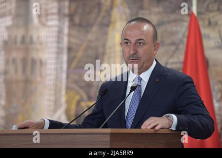 Istanbul, Turchia. 27th maggio 2022. (220527) -- ISTANBUL, 27 maggio 2022 (Xinhua) -- il ministro degli Esteri turco Mevlut Cavusoglu interviene a una conferenza stampa congiunta con il ministro degli Esteri polacco Zbigniew Rau (non visibile nella foto) e il ministro degli Esteri rumeno Bogdan Aurescu (non visibile nella foto) a Istanbul, Turchia, il 27 maggio 2022. All'inizio della giornata, i tre ministri degli Esteri hanno tenuto una riunione tripartita per rafforzare i loro meccanismi di cooperazione e consultazione. Credit: Xinhua/Alamy Live News Foto Stock