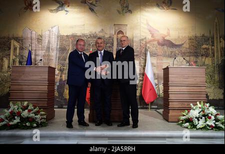 Istanbul, Turchia. 27th maggio 2022. (220527) -- ISTANBUL, 27 maggio 2022 (Xinhua) -- il ministro degli Esteri turco Mevlut Cavusoglu (C), il ministro degli Esteri rumeno Bogdan Aurescu (L) e il ministro degli Esteri polacco Zbigniew Rau partecipano ad una conferenza stampa congiunta a Istanbul, Turchia, il 27 maggio 2022. All'inizio della giornata, i tre ministri degli Esteri hanno tenuto una riunione tripartita per rafforzare i loro meccanismi di cooperazione e consultazione. Credit: Xinhua/Alamy Live News Foto Stock