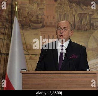 Istanbul, Turchia. 27th maggio 2022. (220527) -- ISTANBUL, 27 maggio 2022 (Xinhua) -- il ministro degli Esteri polacco Zbigniew Rau parla a una conferenza stampa congiunta con il ministro degli Esteri turco Mevlut Cavusoglu (non visibile nella foto) e il ministro degli Esteri rumeno Bogdan Aurescu (non visibile nella foto) a Istanbul, Turchia, il 27 maggio 2022. All'inizio della giornata, i tre ministri degli Esteri hanno tenuto una riunione tripartita per rafforzare i loro meccanismi di cooperazione e consultazione. Credit: Xinhua/Alamy Live News Foto Stock