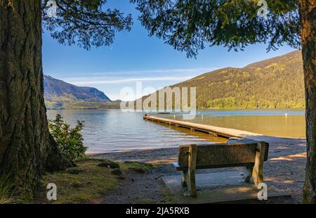 Ormeggia al bellissimo lago. Vista posteriore delle persone che siedono sul molo e che godono di una vista mozzafiato sul lago Cultus BC, Canada-Maggio 22,2022. Foto di viaggio, selezionare Foto Stock