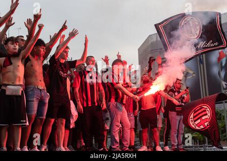 Milano, 22nd maggio 2022. 'Tifosi' a sostegno di AC Milan festeggia la loro squadra vincendo il 'Campionato di calco' 2021-2022 alla base di Vittorio em Foto Stock