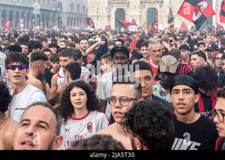 Milano, 22nd maggio 2022. 'Tifosi' a sostegno di AC Milan festeggia la loro squadra vincendo il 'Campionato di calco' 2021-2022 alla base di Vittorio em Foto Stock