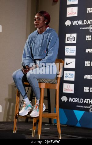 Eugene, Oregon, Stati Uniti. 27th maggio 2022. ELAINE THOMPSON-HERAH della Giamaica parla durante una conferenza stampa al Graduate Hotel di Eugene, Oregon. Thompson-Herah è in competizione nel 100m dash femminile il sabato a Hayward Field a Eugene, O. (Credit Image: © Brian Branch Price/ZUMA Press Wire) Credit: ZUMA Press, Inc./Alamy Live News Foto Stock