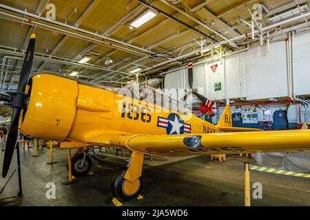 San Diego, California, Stati Uniti - LUGLIO 2018: SNJ Texan American Aircraft per addestramento di volo e qualifiche di atterraggio del vettore del mondo 1950s Foto Stock