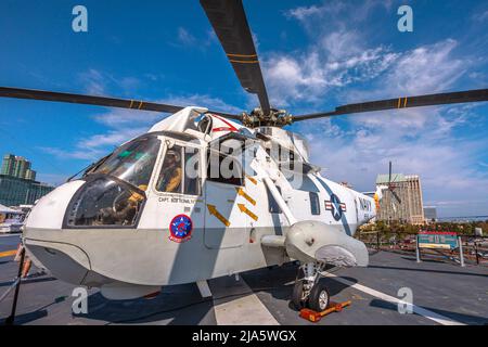 San Diego, California, Stati Uniti - LUGLIO 2018: Sikorsky UH-3H Sea King elicottero del 1980s in American USS Midway Battleship Aviation Museum. Foto Stock