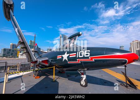 San Diego, California, Stati Uniti d'America - LUGLIO 2018: Grumman F9F Panther, combattente-bombardiere americano con base portaerei del 1950s nella nave da guerra USS Midway Foto Stock