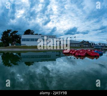 Skegness Aquarium e il lago vicino a Tower Esplanade, Skegness, Lincolnshire, Regno Unito Foto Stock