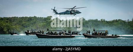 Un elicottero messicano Sikorsky UH-60m Black Hawk accanto ai Marines degli Stati Uniti e alle nazioni partner circondano un'imbarcazione nemica durante un esercizio di interdizione durante l'esercizio Tradewinds 2022 (TW22), a Four Mile Lagoon, Belize, 17 maggio 2022. TW22 è un esercizio multidimensionale incentrato sui Caraibi, sponsorizzato dal comando del Sud degli Stati Uniti, condotto in aree terrestri, aeree, marittime e cibernetiche, progettato per fornire alle nazioni partecipanti opportunità di condurre una formazione congiunta, combinata e interagenzia focalizzata sull'aumento della cooperazione e dell'interoperabilità regionale in complesse operazioni di sicurezza multinazionali. (STATI UNITI Mar Foto Stock