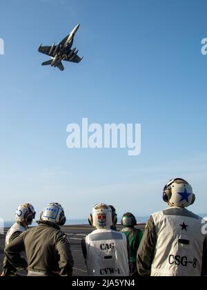 220526-N-BP862-1257 MARE ADRIATICO (26 maggio 2022) da destra a sinistra, Comandante, Carrier Strike Group 8, posteriore ADM. Curt Renshaw, Comandante, Carrier Air Wing 1, Capt. Patrick Hourigan, Comandante Supremo alleato Europa, US Air Force Gen. Tod D. Wolters, e Comandante ufficiale, USS Harry S. Truman (CVN 75), Capt. Gavin Duff, osservano le operazioni di volo a bordo della USS Harry S. Truman, 26 maggio 2022. La USS Harry S. Truman partecipa attualmente al Neptune Shield 22. Neptune Shield 22 è la naturale evoluzione della capacità della NATO di integrare le capacità di guerra marittima di alto livello di un vettore aereo Foto Stock