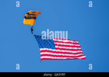 SGT. 1st Class Houston Creech del US Army Parachute Team atterra con la bandiera americana su un paracadute dimostrativo saltare sulla spiaggia di Miami, Florida il 27 maggio 2022. Il salto è in anticipo rispetto all'Hyundai Miami Air and Sea Show il 28 e 29 maggio. (STATI UNITI Esercito foto di Megan Hackett) Foto Stock