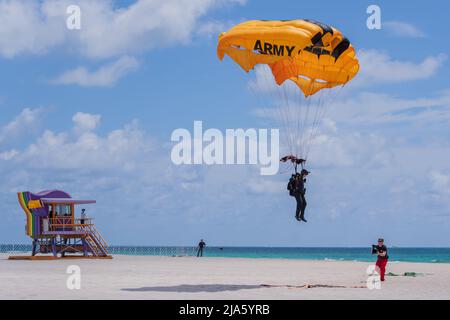 SGT. 1st Class Ty Kettenhofen della squadra di paracadute dell'esercito degli Stati Uniti atterra il suo paracadute su un salto dimostrativo sulla spiaggia a Miami, Florida il 27 maggio 2022. Il salto è in anticipo rispetto all'Hyundai Miami Air and Sea Show il 28 e 29 maggio. (STATI UNITI Esercito foto di Megan Hackett) Foto Stock
