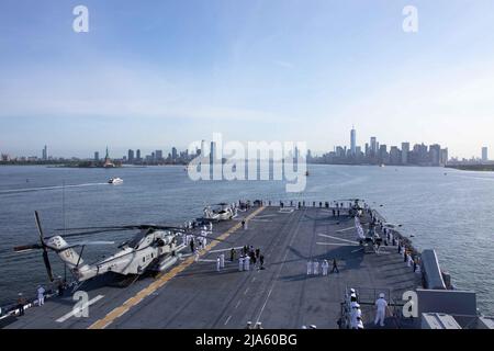 220525-N-LZ839-1686 NEW YORK (25 maggio 2022) - Marines assegnato alla Marine Expeditionary Unit 24 e marinai assegnati alla nave da assalto anfibio USS Bataan (LHD 5), man le rotaie come la nave arriva alla Fleet Week New York 25 maggio 2022. Bataan è in corso nel settore delle attività della flotta 2nd. Bataan è casa presso la base navale di Norfolk. (STATI UNITI Foto Navy di Mass Communication Specialist classe 3rd Darren Newell) Foto Stock