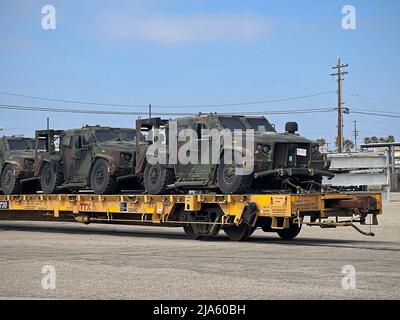 220526-N-AS200-0012 PORTO HUENEME, California (26 maggio 2022) Joint Light Tactical Vehicle (JLTV) sono spediti dalla base navale Ventura County's (NBVC) Port Hueneme e pronti a dispiegarsi per missioni di supporto della forza navale spedizione-in-pronta in tutto il mondo. Il JLTV è un programma congiunto di forze armate/marine che viene fornito in diverse varianti con configurazioni multiple di pacchetti missione, il tutto fornendo una mobilità protetta, sostenuta e in rete che bilancia carico utile, prestazioni e protezione per l'intera gamma di operazioni militari. NBVC è un'installazione navale strategicamente situata composta da tre Foto Stock