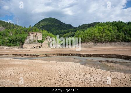 PALUDE CON LIVELLO D'ACQUA MOLTO BASSO CON UNA VECCHIA COSTRUZIONE SULLO SFONDO COORDENADAS: 42°07′19′N 1°52'42:E Foto Stock