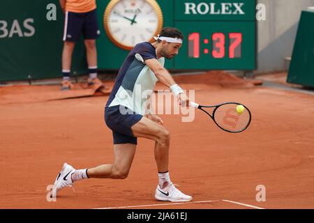 PARIGI, Francia. 28th maggio 2022. GRIGOR DIMITROV di Bulgaria ritorna la palla a DIEGO SCHWARTZMAN di Argentina durante il giorno 6 del French Open 2022, Gran torneo di tennis Slam al Roland Garros Stadium - Paris France.Diego Schwartzman ha vinto : 6:3 6:1 6:2 (Credit Image: © Pierre Stevenin/ZUMA Press Wire) Credit: ZUMA Press, Inc./Alamy Live News Credit: ZUMA Press, Inc./Alamy Live News Foto Stock