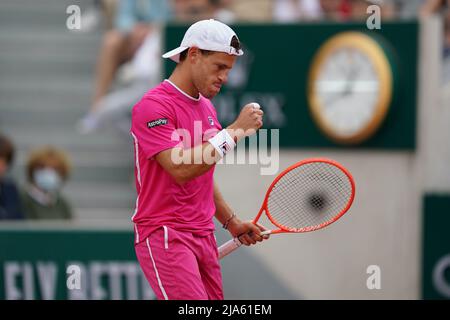 PARIGI, Francia. 28th maggio 2022. DIEGO SCHWARTZMAN d'Argentina ritorna la palla a GRIGOR DIMITROV di Bulgaria durante il giorno 6 del French Open 2022, torneo di tennis Grand Slam al Roland Garros Stadium - Paris France.Diego Schwartzman ha vinto : 6:3 6:1 6:2 (Credit Image: © Pierre Stevenin/ZUMA Press Wire) Credit: ZUMA Press, Inc./Alamy Live News Credit: ZUMA Press, Inc./Alamy Live News Foto Stock