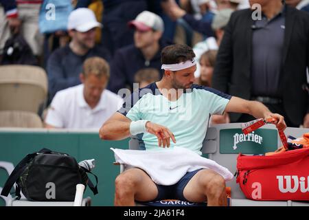 PARIGI, Francia. 28th maggio 2022. GRIGOR DIMITROV di Bulgaria ritorna la palla a DIEGO SCHWARTZMAN di Argentina durante il giorno 6 del French Open 2022, Gran torneo di tennis Slam al Roland Garros Stadium - Paris France.Diego Schwartzman ha vinto : 6:3 6:1 6:2 (Credit Image: © Pierre Stevenin/ZUMA Press Wire) Credit: ZUMA Press, Inc./Alamy Live News Credit: ZUMA Press, Inc./Alamy Live News Foto Stock