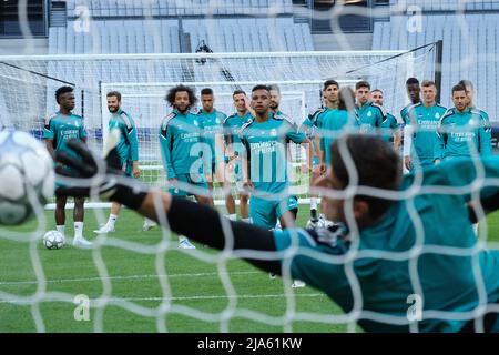 Parigi, Francia. 27th maggio 2022. Rodrygo (C) del Real Madrid partecipa a una sessione di formazione a Parigi, in Francia, il 27 maggio 2022, prima della partita finale della UEFA Chamiopns League tra il Real Madrid e il Liverpool FC. Credit: Meng Dingbo/Xinhua/Alamy Live News Foto Stock