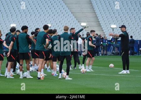 Parigi, Francia. 27th maggio 2022. L'allenatore di Liverpool Jurgen Klopp (1st R) istruisce i giocatori durante una sessione di addestramento a Parigi, Francia il 27 maggio 2022, prima della partita finale della UEFA Chamiopns League tra il Real Madrid e il Liverpool FC. Credit: Meng Dingbo/Xinhua/Alamy Live News Foto Stock