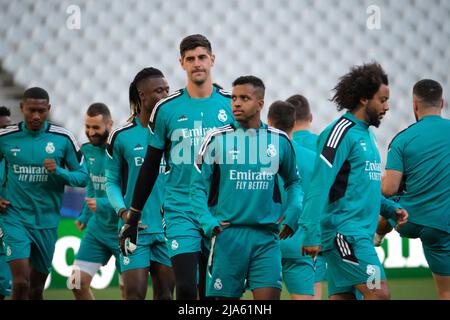 Parigi, Francia. 27th maggio 2022. Rodrygo (5th R), Marcelo (2nd R) e il portiere Thibaut Courtois (4th L) del Real Madrid partecipano a una sessione di formazione a Parigi il 27 maggio 2022, prima della partita finale della UEFA Chamiopns League tra il Real Madrid e il Liverpool FC. Credit: Meng Dingbo/Xinhua/Alamy Live News Foto Stock