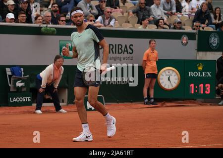 PARIGI, Francia. 28th maggio 2022. GRIGOR DIMITROV di Bulgaria ritorna la palla a DIEGO SCHWARTZMAN di Argentina durante il giorno 6 del French Open 2022, Gran torneo di tennis Slam al Roland Garros Stadium - Paris France.Diego Schwartzman ha vinto : 6:3 6:1 6:2 (Credit Image: © Pierre Stevenin/ZUMA Press Wire) Credit: ZUMA Press, Inc./Alamy Live News Credit: ZUMA Press, Inc./Alamy Live News Foto Stock