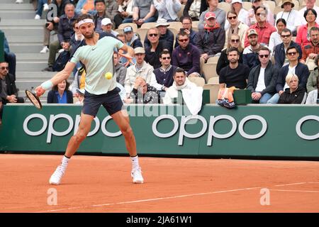 PARIGI, Francia. 28th maggio 2022. GRIGOR DIMITROV di Bulgaria ritorna la palla a DIEGO SCHWARTZMAN di Argentina durante il giorno 6 del French Open 2022, Gran torneo di tennis Slam al Roland Garros Stadium - Paris France.Diego Schwartzman ha vinto : 6:3 6:1 6:2 (Credit Image: © Pierre Stevenin/ZUMA Press Wire) Credit: ZUMA Press, Inc./Alamy Live News Credit: ZUMA Press, Inc./Alamy Live News Foto Stock