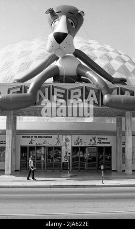 Grande palloncino gonfiabile della Panther rosa si siede in cima al Cinerama Dome Theatre di Hollywood, CA Foto Stock