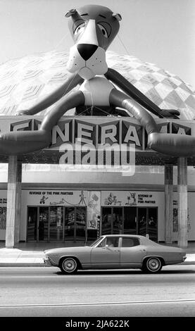 Il grande pallone pubblicitario gonfiabile della Pantera Rosa si trova in cima al Cinerama Dome Theater di Hollywood, CA, USA Foto Stock