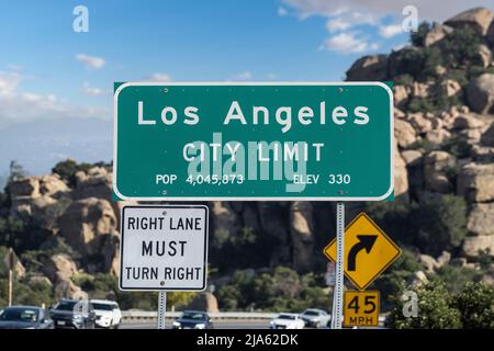 Los Angeles City Limit Sign su Topanga Canyon Blvd a Chatsworth, California. Il parco Stoney Point è sullo sfondo. Foto Stock