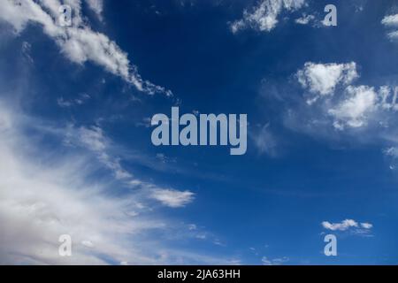 Nuvole di cumulo bianche e morbide che volano, cielo blu a nube in rapido movimento Foto Stock