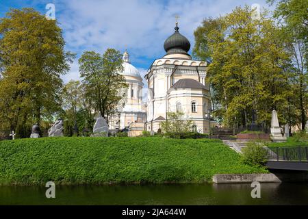 SAN PIETROBURGO, RUSSIA - 23 MAGGIO 2022: Vista della Chiesa di San Nicola sull'antico cimitero di San Nicola in un giorno di maggio soleggiato. Alexander Nevsky lav Foto Stock