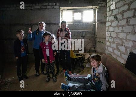 Lysychansk, Ucraina. 26th maggio 2022. Bambini visti in un rifugio sotterraneo. Mentre le truppe russe lanciano l'offensiva da più direzioni, sperando di tagliare le forniture e i rinforzi ucraini dalla regione di Donbas, la città di Lysychansk che si collega a Severodoonetsk è pesantemente bombardata, e la gente ha scelto di vivere sottoterra sotto pesante shelling. Credit: SOPA Images Limited/Alamy Live News Foto Stock