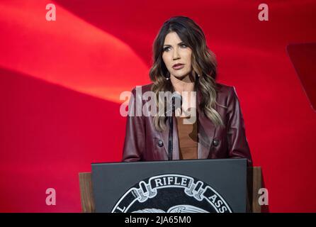 Houston, Stati Uniti. 27th maggio 2022. KRISTI NOEM, governatore del South Dakota e difensore dei diritti delle armi, parla alla conferenza annuale sulla leadership della National Rifle Association. Credit: Bob Daemmrich/Alamy Live News Foto Stock