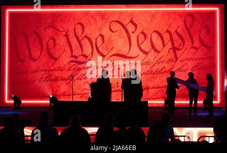 Houston, Stati Uniti. 27th maggio 2022. I membri e i lavoratori dell'ANR sono in scena durante un cambiamento stabilito alla convenzione annuale dell'associazione nazionale del fucile. Credit: Bob Daemmrich/Alamy Live News Foto Stock