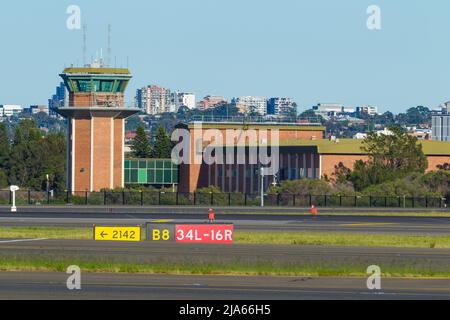 La vecchia torre di controllo degli aerei dell'Aeroporto di Sydney (Kingsford Smith) a Sydney, Australia. Foto Stock