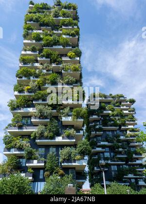 Milano, Italia. Bosco verticale, una vista ravvicinata sui moderni grattacieli ecologici con molti alberi su ogni balcone. Architettura moderna Foto Stock