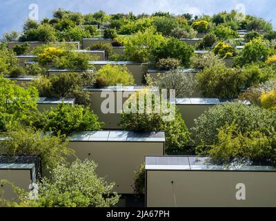 Milano, Italia. Bosco verticale, una vista ravvicinata sui moderni grattacieli ecologici con molti alberi su ogni balcone. Architettura moderna Foto Stock