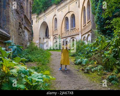 Fortezza abbandonata fuori, rovinata cittadella boscosa Tarakaniv, Ucraina Foto Stock