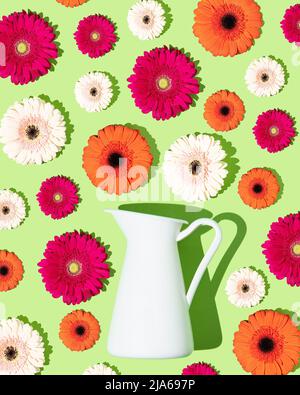 Bella primavera senza cuciture e motivo estivo con gerber fiori e caraffa isolato su sfondo verde. Vista dall'alto, piatto. Concetto astratto. Rettangolo Foto Stock