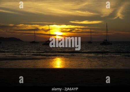 Barche ancorate alla baia di Koh Muk Island, Thailandia, tramonto rilassante Foto Stock