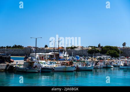 12.04.2022 barche da pesca nel porto di Kolona, il secondo porto commerciale più grande dell'isola di Rodi Grecia. Foto Stock