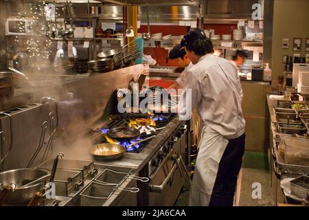 Chef nella cucina del ristorante Marunouchi Tokyo Japan Foto Stock