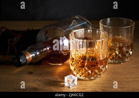 due bicchieri di whiskey e una bottiglia Foto Stock