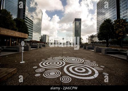 Dove le linee si scontrano (LA DEFENSE) off. Portfolio nel quartiere la Défense di Parigi. Francia. Foto Stock