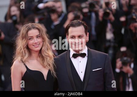 L'attore Johnny Depp e sua moglie Amber sentirono arrivare per l'evento Red carpet per il film "Black Mass" al Venice Film Festival 72nd. Foto Stock